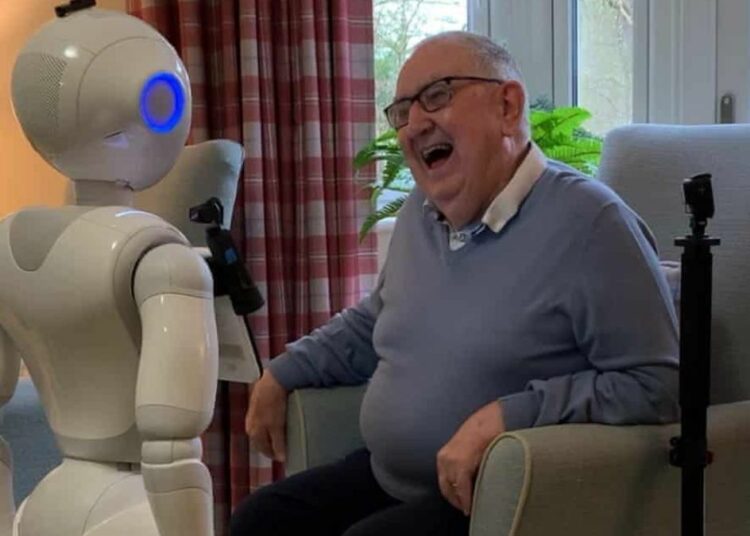 Машине неговатељице? Британија покушава да роботима надомести самоћу старих у домовима
